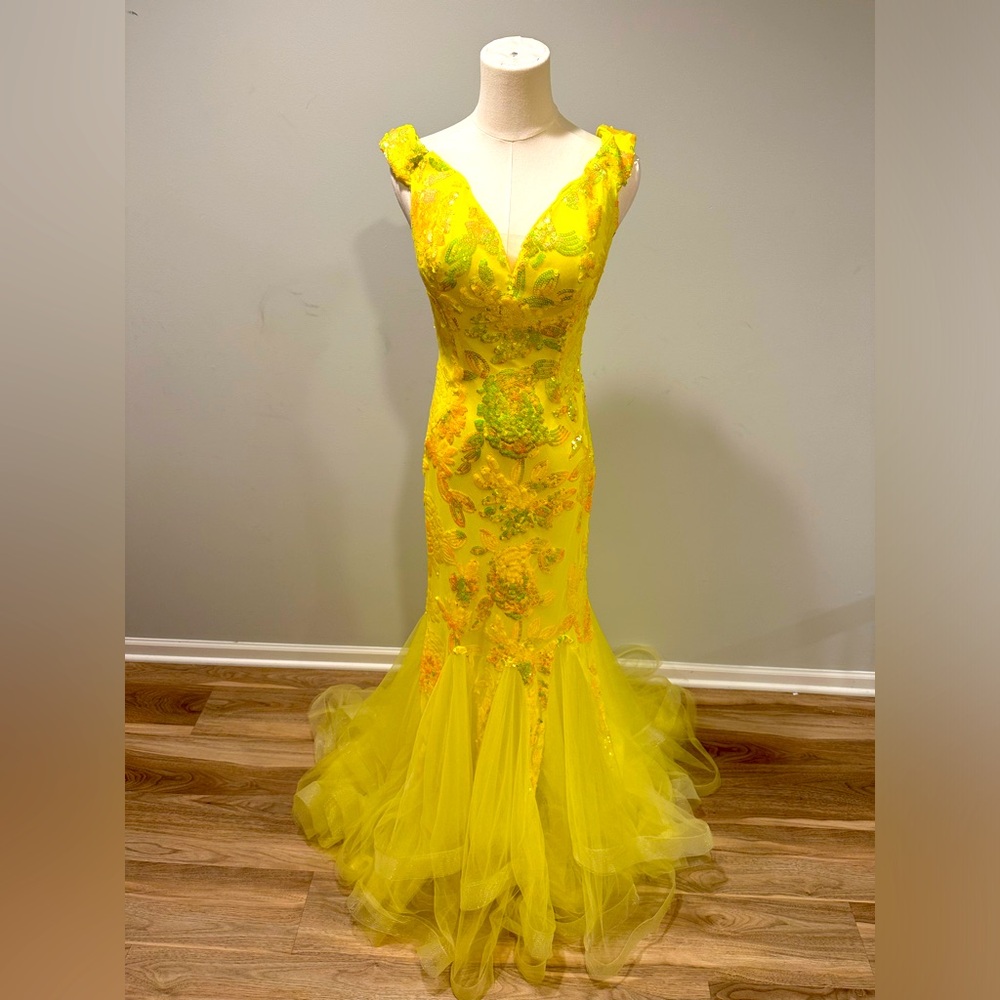 Prom•special occasion•pageant. NWT size 6. Gorgeous yellow color!